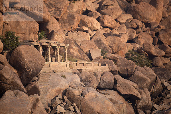 Indien  Karnataka  Landschaft mit Tempel und Granitfelsen in Hampi
