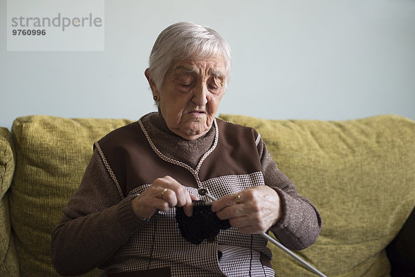 Seniorin strickt zu Hause