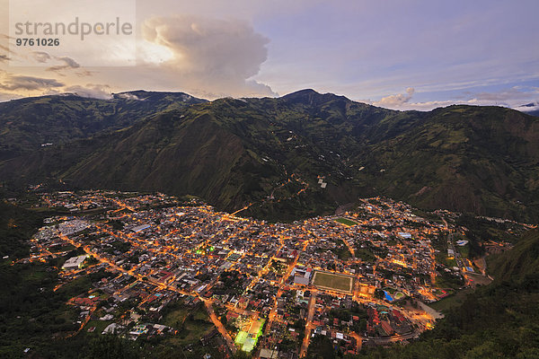Ecuador  Tungurahua  Banos de Agua Santa  Stadtbild bei Dämmerung