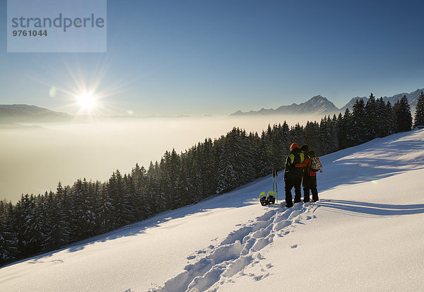 Österreich  Tirol  Schwaz  Paar mit Schneeschuhen im Blickfeld