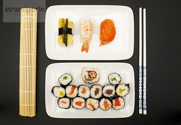 Sushi Nigiri  Maki  Inside-Out auf Platte