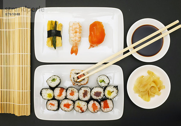 Sushi Nigiri  Maki  Inside-Out auf Teller  Sojasauce und Ingwer