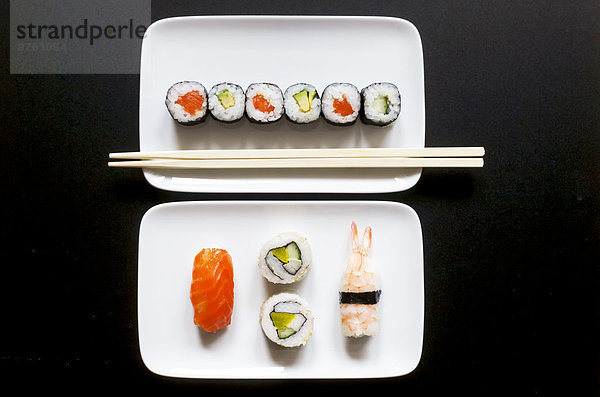 Vielfalt an Sushi auf dem Teller