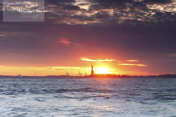 USA  New York  New York City  Manhattan  Freiheitsstatue bei Sonnenuntergang