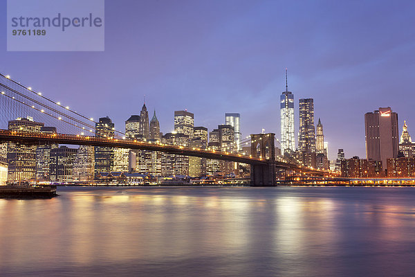 USA  New York  New York City  Manhattan  Brooklyn Bridge und Skyline bei Dämmerung