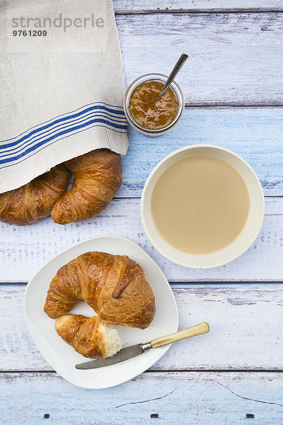 Französisches Frühstück mit Croissant  Cafe au lait und Feigenmarmelade