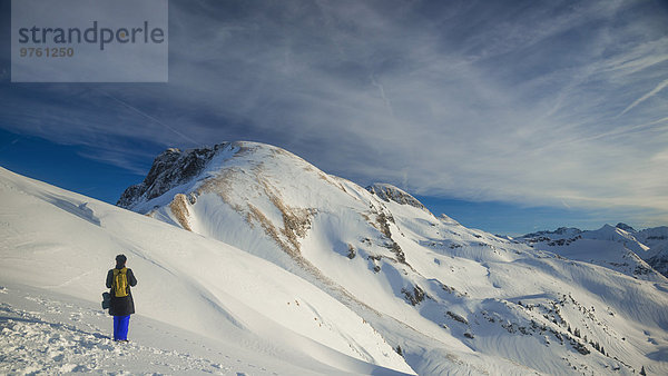 Deutschland  Allgäu  Frau betrachtet Bergpanorama mit Nebelhorn und Zweigersattel