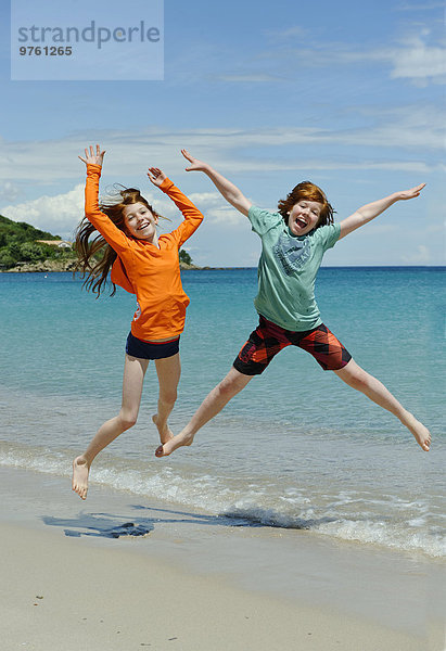 Frankreich  Korsika  Favone  Kinder haben Spaß am Strand