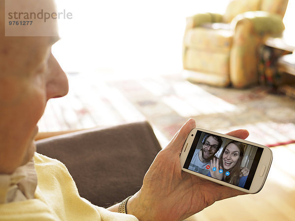 Großvater Videokonferenz mit Enkelkindern via Smartphone