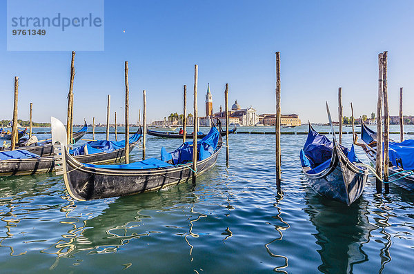 Italien  Venedig  Gondeln am Pier