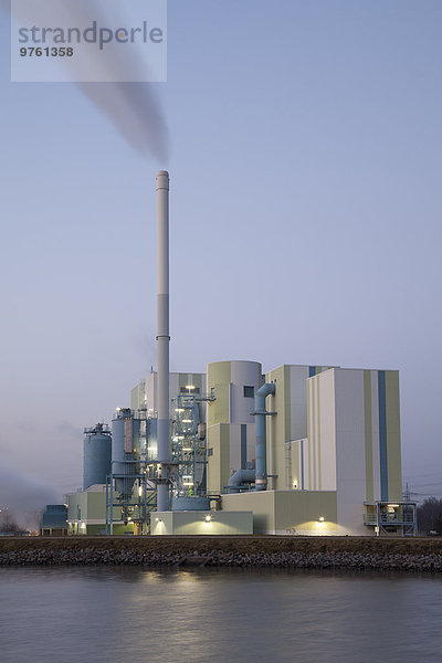 Deutschland  Nordrhein-Westfalen  Lünen  Kohlekraftwerk Datteln-Hamm-Kanal am Abend
