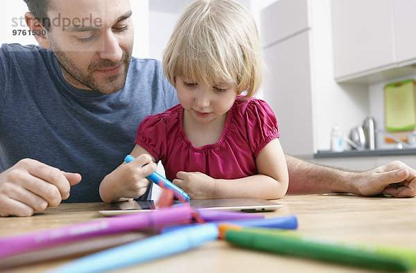 Vater und kleine Tochter mit digitalem Tablett