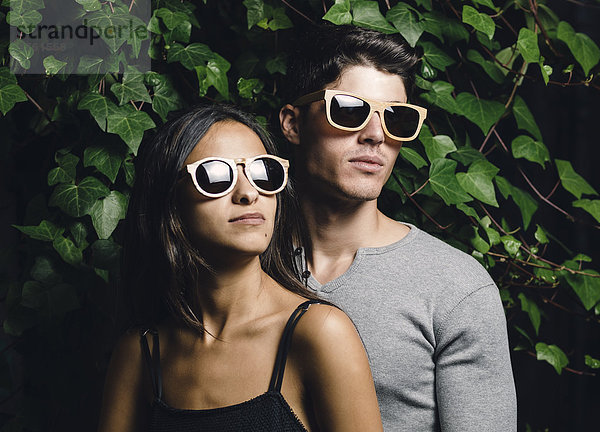 Porträt eines jungen Paares mit Holzsonnenbrille