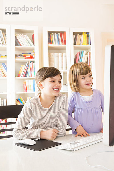 Zwei Schwestern verbringen Zeit zusammen am Computer