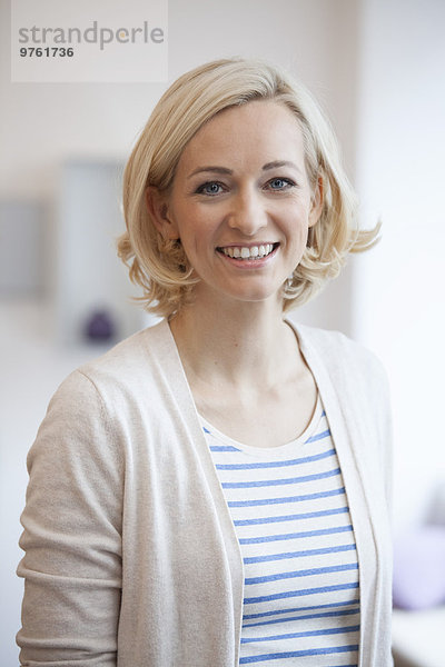 Porträt einer lächelnden blonden Frau