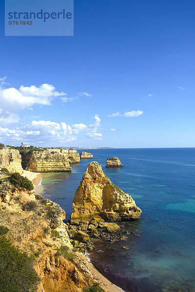 Portugal  Algarve  Praia da Marinha  Felsenküste und Ozean