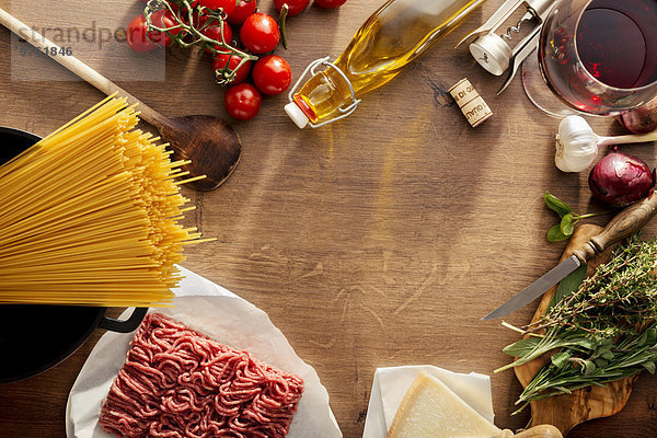Italienisches Essen  Zutaten für Spaghetti Bolognese auf Holz