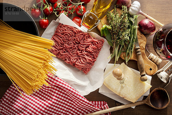 Zutaten für Spaghetti Bolgnese  Tomaten  Hackfleischkräuter und Käse