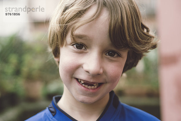 Porträt eines lächelnden Jungen mit Zahnlücke