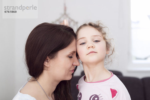 Porträt der Mutter und ihrer kleinen Tochter