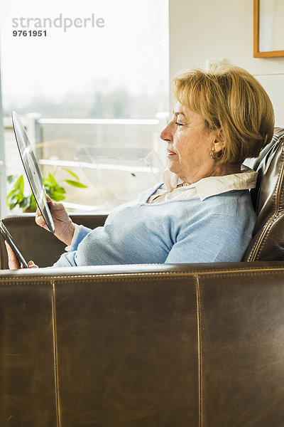 Seniorenfrau zu Hause auf Rekordkurs