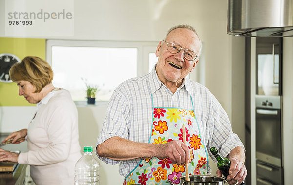 Glücklicher Seniorenkoch in der Küche