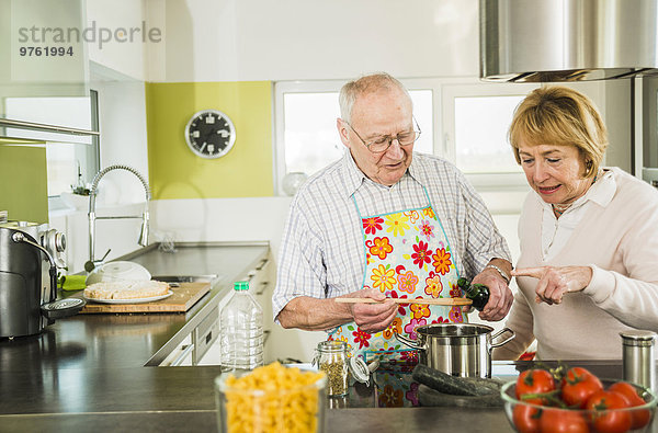Seniorenpaar beim Kochen in der Küche