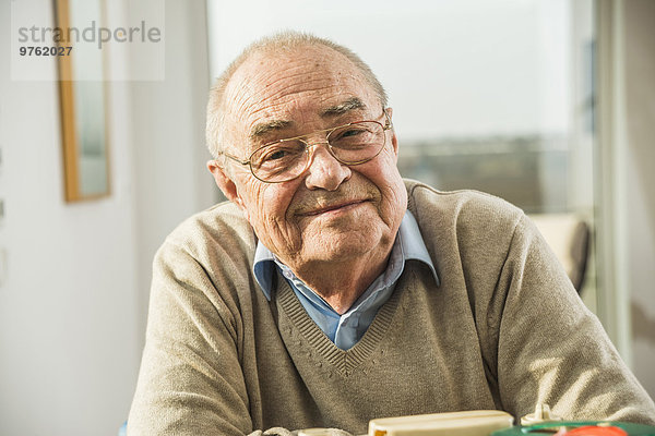 Porträt eines selbstbewussten älteren Mannes