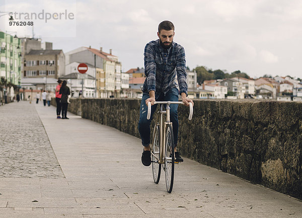 Spanien  Galizien  Ares  Hipster-Mann mit Fixie Bike