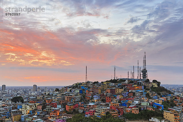 Südamerika  Ecuador  Provinz Guayas  Guayaquil  Las Penas  Cerro Santa Ana  Stadtansicht bei Sonnenuntergang