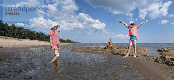 Estland  Peipus See  Kauksi Strand  digitales Composite von Mädchen im Flachwasser und am Strand