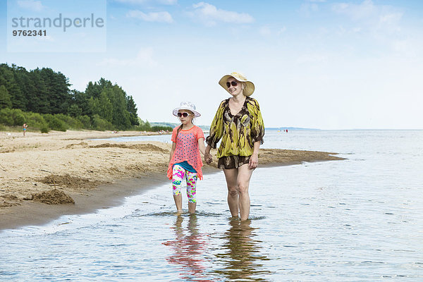 Estland  Peipus-See  Kauksi-Strand  Mutter und Tochter wandern im Flachwasser