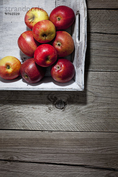 Äpfel  Elstar und Braeburn  auf Holzteller