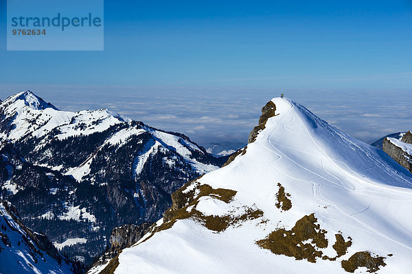 Deutschland  Bayern  Allgäu  Allgäuer Alpen  Paar steht im Winter auf dem Gipfel