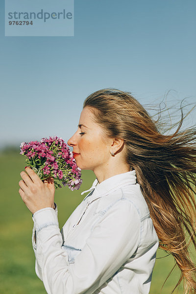 Frau mit Blumen im Freien