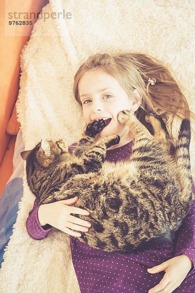 Mädchen kuscheln mit Katze
