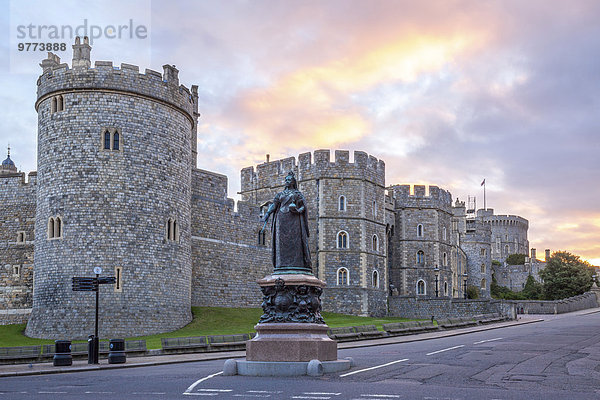 Europa Palast Schloß Schlösser Großbritannien Sonnenaufgang Statue Königin Berkshire England Windsor
