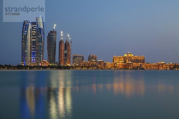 Abu Dhabi Hauptstadt Skyline Skylines Vereinigte Arabische Emirate VAE sehen Großstadt Hotel Turm Palast Schloß Schlösser Naher Osten