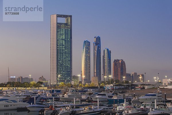 Abu Dhabi Hauptstadt Skyline Skylines Vereinigte Arabische Emirate VAE Großstadt Jachthafen Ansicht Naher Osten