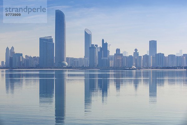 Abu Dhabi Hauptstadt Skyline Skylines Vereinigte Arabische Emirate VAE Spiegelung Großstadt Ansicht Naher Osten