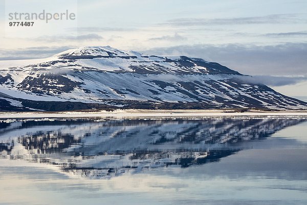 Wasser Europa Berg Ruhe Spiegelung Norwegen Spitzbergen bedecken Arktis Skandinavien Schnee Meerenge Svalbard