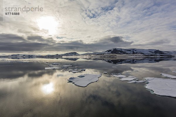 Wasser Europa Ruhe Himmel Spiegelung Norwegen Spitzbergen Arktis Skandinavien Meerenge Sonne Svalbard