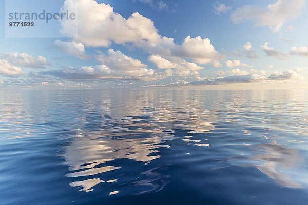 nahe Europa Wolke Ruhe Meer Spiegelung Insel Atlantischer Ozean Atlantik Madeira Portugal