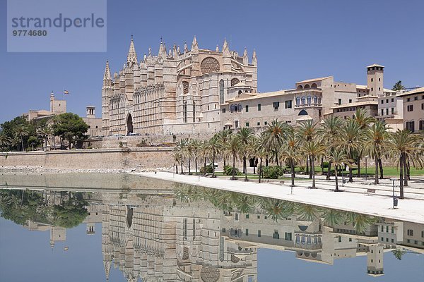Europa Kathedrale Palast Schloß Schlösser Mallorca Palma de Mallorca Balearen Balearische Inseln Spanien