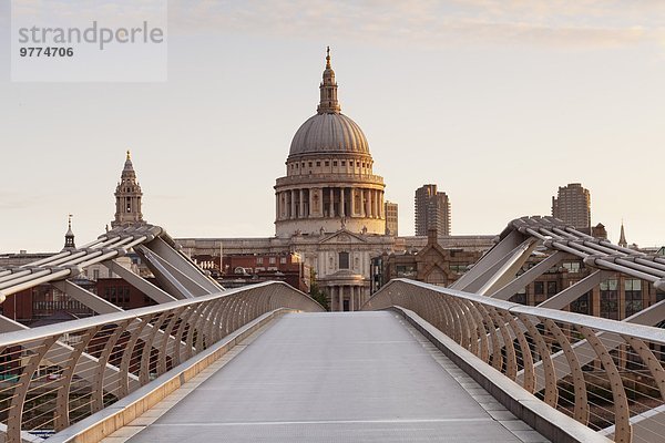 Millennium Bridge und St.Paul s Cathedral bei Sonnenaufgang  London  England  Großbritannien  Europa