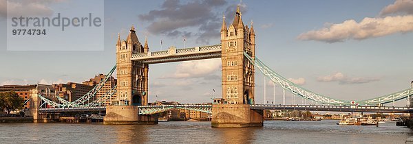 Tower Bridge und Themse bei Sonnenuntergang  London  England  Großbritannien  Europa
