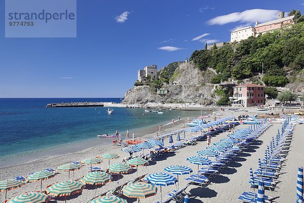 Europa Strand Sonnenschirm Schirm Veranda UNESCO-Welterbe Cinque Terre Italien Ligurien Monterosso al Mare Sonne