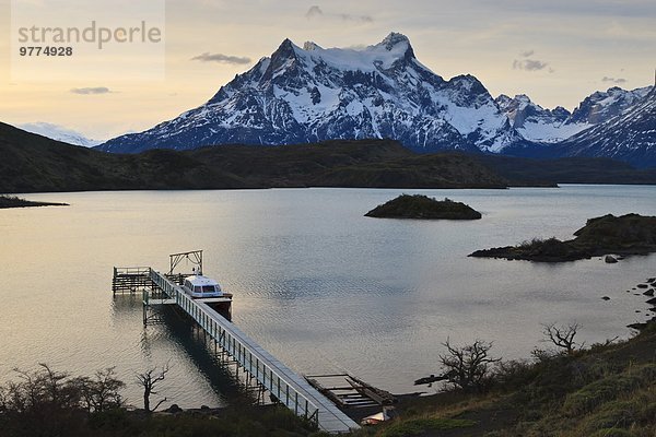 Nationalpark Sonnenuntergang Boot Dock Lake Pehoe See Chile Patagonien Südamerika