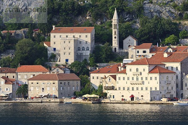 beleuchtet Europa Abend Beleuchtung Licht Restaurant Kirche UNESCO-Welterbe Bucht von Kotor Montenegro Rosenkranz