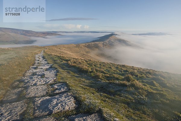 überqueren Europa Großbritannien Weg Tal Nebel Kälte groß großes großer große großen Kreuz Derbyshire England Hoffnung Peak District